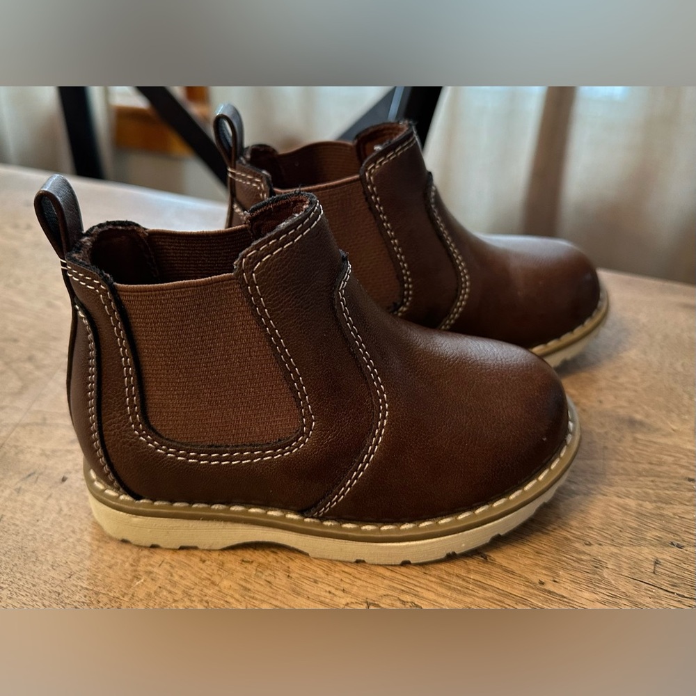 EUC Toddler Old Navy Brown Shoes Size 7 C.